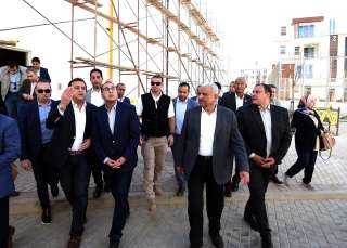 رئيس الوزراء يتفقد مشروع المجمع...