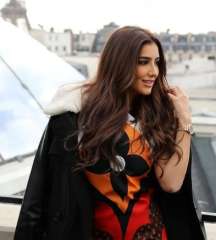 شاهد.. مي عمر تبهر متابعها...