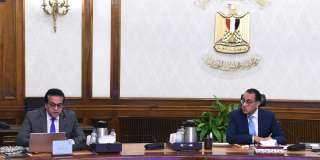 رئيس الوزراء يتابع مع وزير...