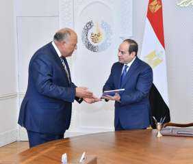 الرئيس السيسي يستعرض مع وزير...