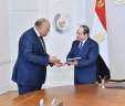 الرئيس السيسي يستعرض مع وزير...