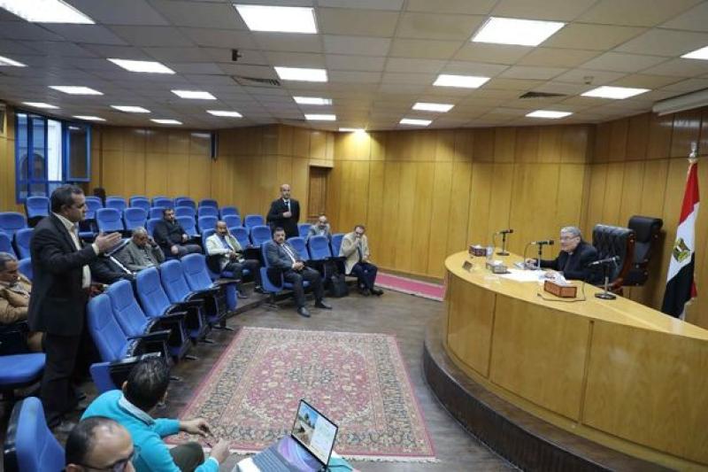 محافظ المنيا يناقش تقرير لجنة المشروع القومي لتبطين وتأهيل الترع