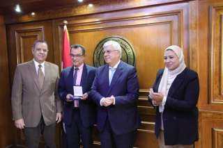 وزير التعليم العالي يكرم طلاب...