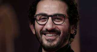 أحمد حلمي ينشر صورة جديدة...