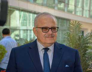 رئيس جامعة القاهرة يتلقى تقريرا...