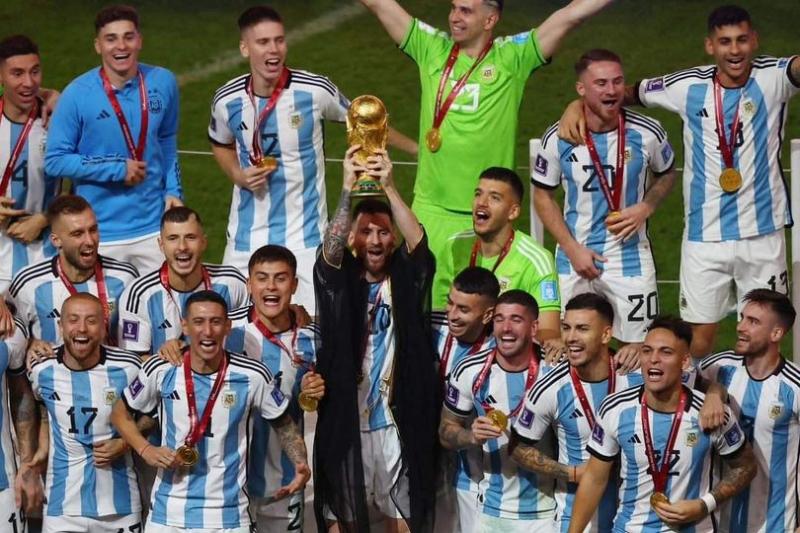 ميسي يرفع كأس العالم