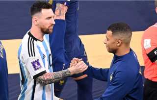 بالفيديو.. ميسي يواسي مبابي بعد...
