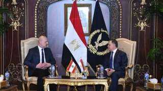 وزير الداخلية ونظيره اللبناني يستعرضان...