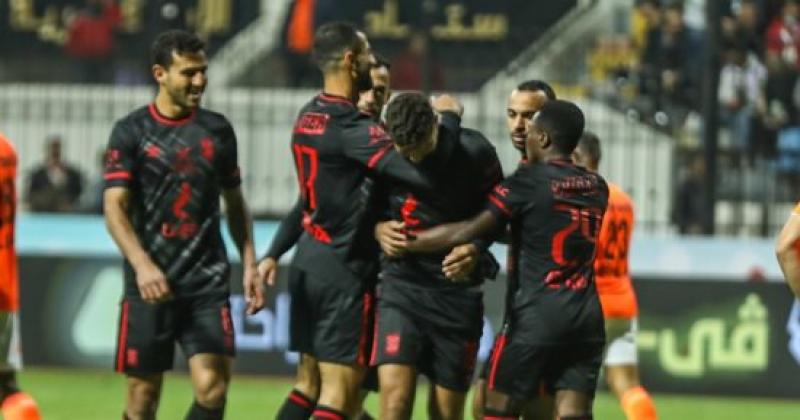 الأهلي يغرد منفردا على قمة الدورى بثنائية فى شباك فاركو