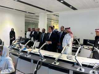 خالد عبدالغفار يتفقد مركز القيادة...