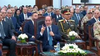 بالفيديو.. السيسي لـ المصريين”: أوعوا...