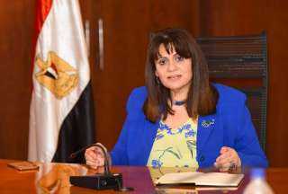 وزيرة الهجرة تتابع حالات المصريين...