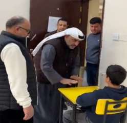 بالفيديو.... مدير مدرسة في الكويت...