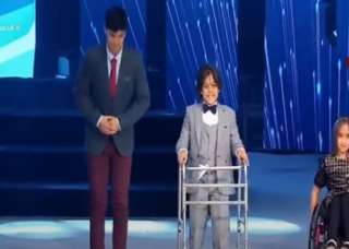 بالفيديو.. الرئيس السيسي يشاهد فيلما...