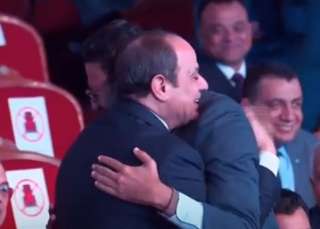 السيسي يحتضن شابا من ”قادرون...