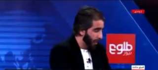 شاهد.. أكاديمي أفغاني يمزق شهاداته...
