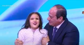 بالفيديو.. السيسى يلتقط صورا تذكارية...
