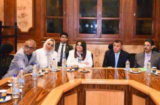 وزيرة الهجرة تعقد اجتماعا مع...