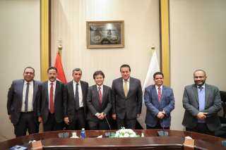 وزير الصحة يبحث مع خبير...