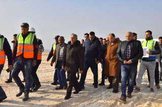 وزير النقل ومحافظ أسيوط يتفقدان...