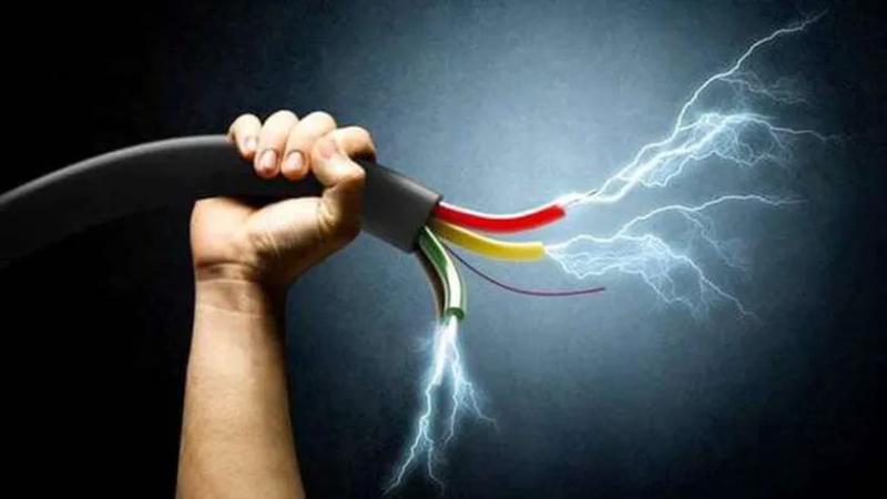 شخص يلقي مصرعه صعقًا بالكهرباء
