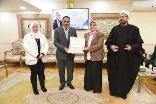 محافظ مطروح يكرم عددا من...