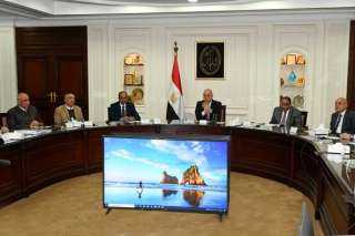 وزير الإسكان يتابع سير العمل...