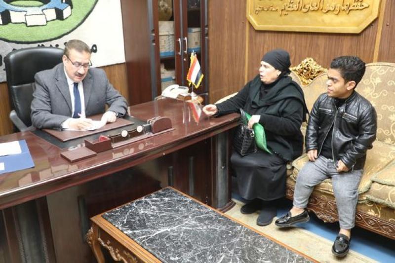 محافظ المنوفية يأمر بتسهيل إجراءات صرف معاش تكافل وكرامة لمواطنة يعانى نجلها من ضعف شديد بالإبصار