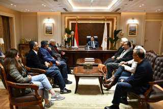 وزير الرياضة يلتقى مجموعة من...