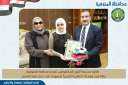 طالبة مدرسة النور للمكفوفين تهدى...