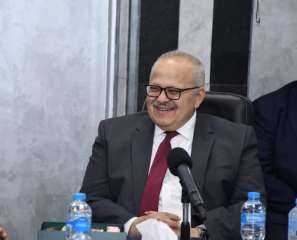 رئيس جامعة القاهرة يتلقى تقريرا...