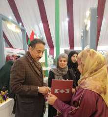 السفير العمانى بالقاهرة يزور المعرض...