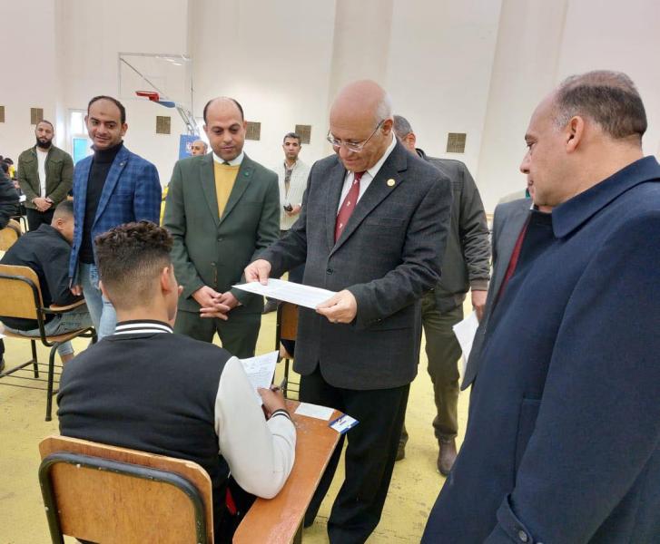 رئيس جامعة بنها يتفقد الامتحانات بكليات التربية الرياضية والعلاج الطبيعى والتربية
