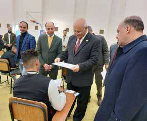 رئيس جامعة بنها يتفقد الامتحانات...