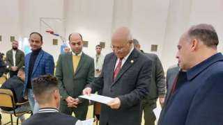 رئيس جامعة بنها يتفقد الامتحانات...