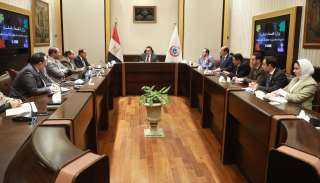 وزير الصحة يبحث تطوير الخدمات...