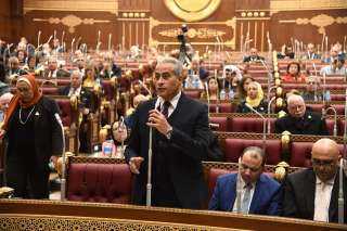 وزير القوى العاملة يستعرض أمام...