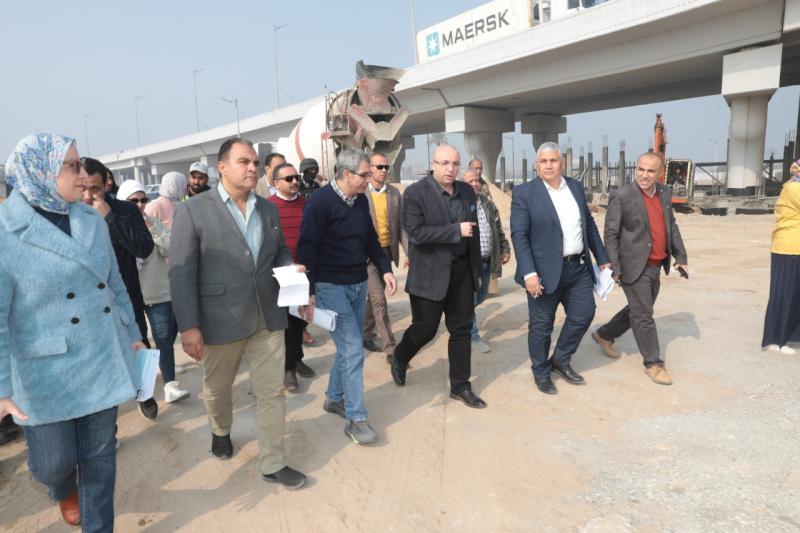 محافظ بني سويف يتابع ميدانياً تنفيذ مشروع مجمع المواقف وخطة تشغيله