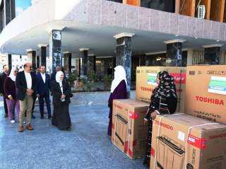 محافظ أسوان يسلم أجهزة العرائس...