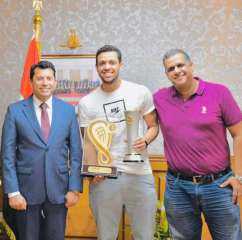 وزير الرياضة يهنىء اللاعب ”مصطفى...