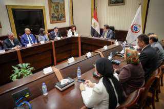 وزير الصحة يعقد اجتماعًا مع...