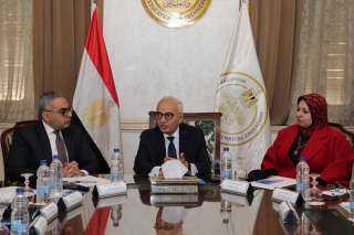 وزير التربية والتعليم يعقد اجتماعًا...