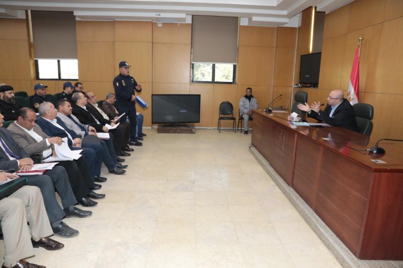 محافظ بني سويف يعقد اجتماعاً لمتابعة تنفيذ إجراءات استيفاء اشتراطات الحماية المدنية لتأمين الكنائس ومبانيها الخدمية