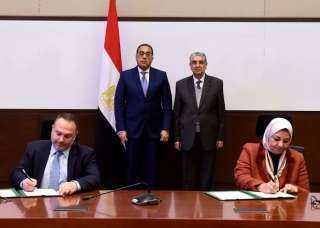 رئيس الوزراء يشهد توقيع عقدى...