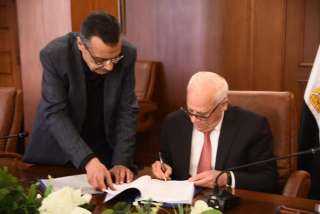 محافظ بورسعيد يوقع عقود مركز...