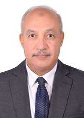 رئيس جامعة القاهرة يهنئ الدكتور...