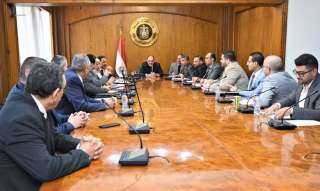 وزير التجارة والصناعة يبحث مع...