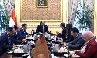 رئيس الوزراء يستعرض مع رئيس...