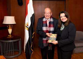 وزيرة الهجرة تستقبل عالم المصريات...