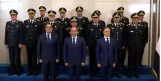 السيسي يلتقط صورة مع قيادات...